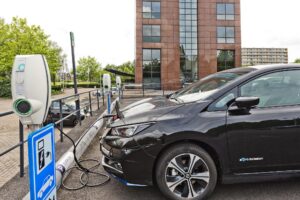 Zwarte elektrische auto wordt opgeladen bij een laadpunt aan de Prof. W.H. Keesomlaan.